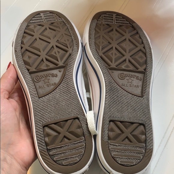 Converse All Star White low profile w red accents. CON0339 - Picture 6 of 10